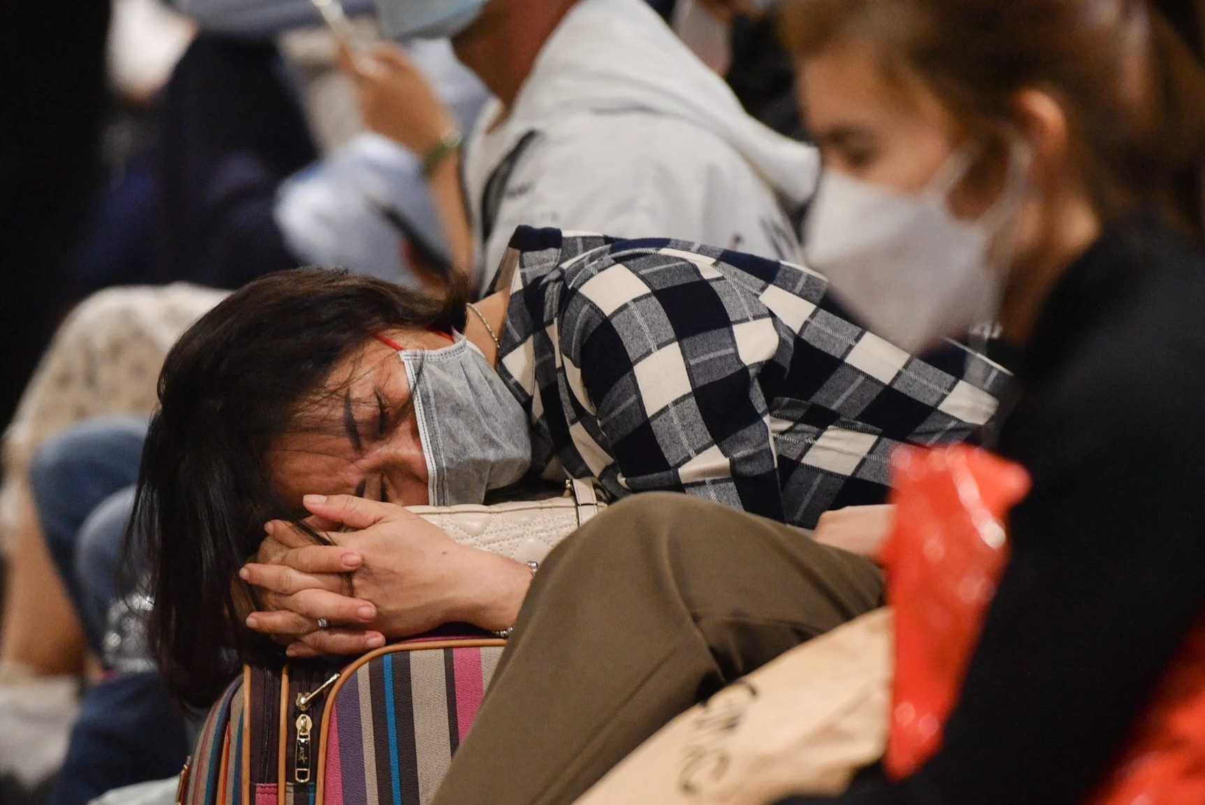 Giam thu nhap khi ca nha la F0 hinh anh