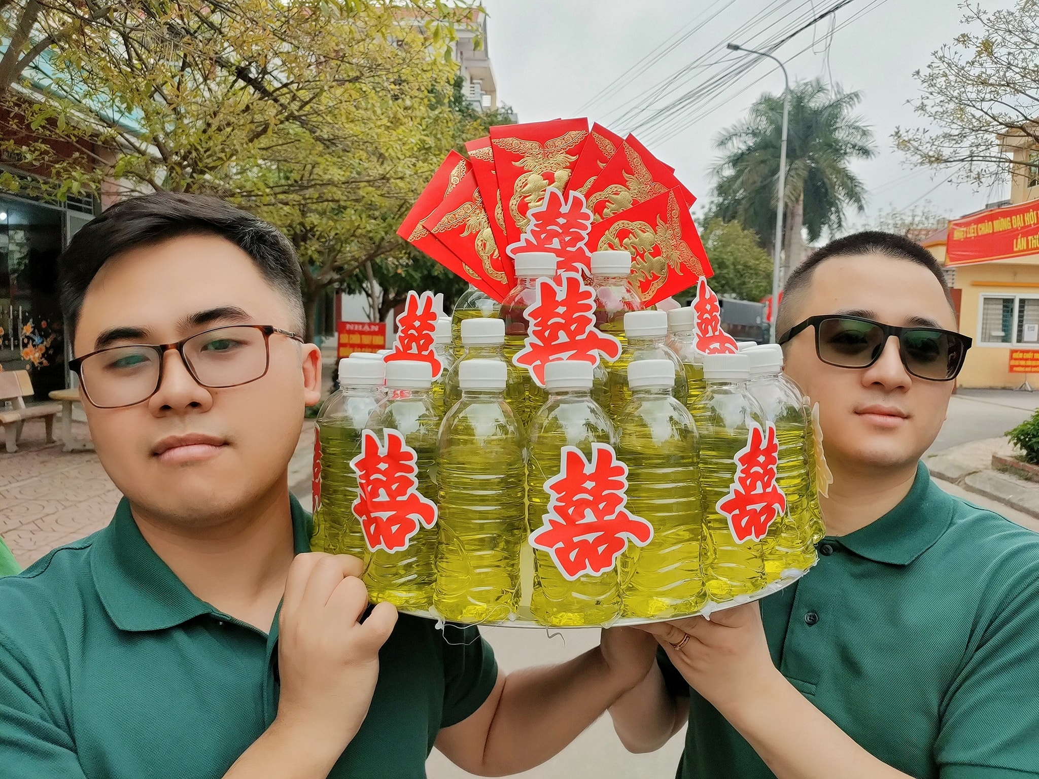 cô dâu được tặng 10 lít xăng ảnh 2 co dau duoc tang 10 lit xang anh 2