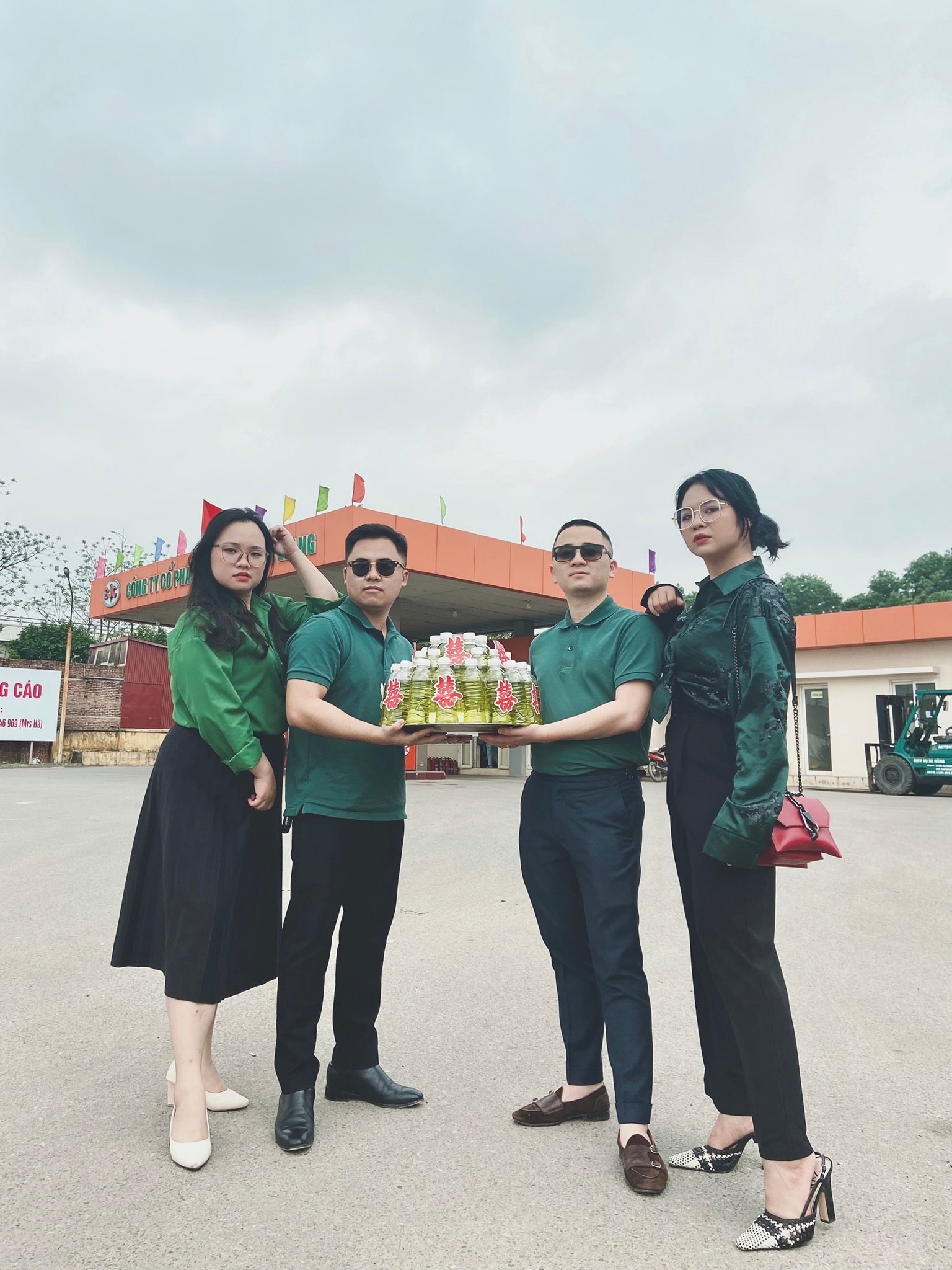 cô dâu được tặng 10 lít xăng ảnh 6 co dau duoc tang 10 lit xang anh 6