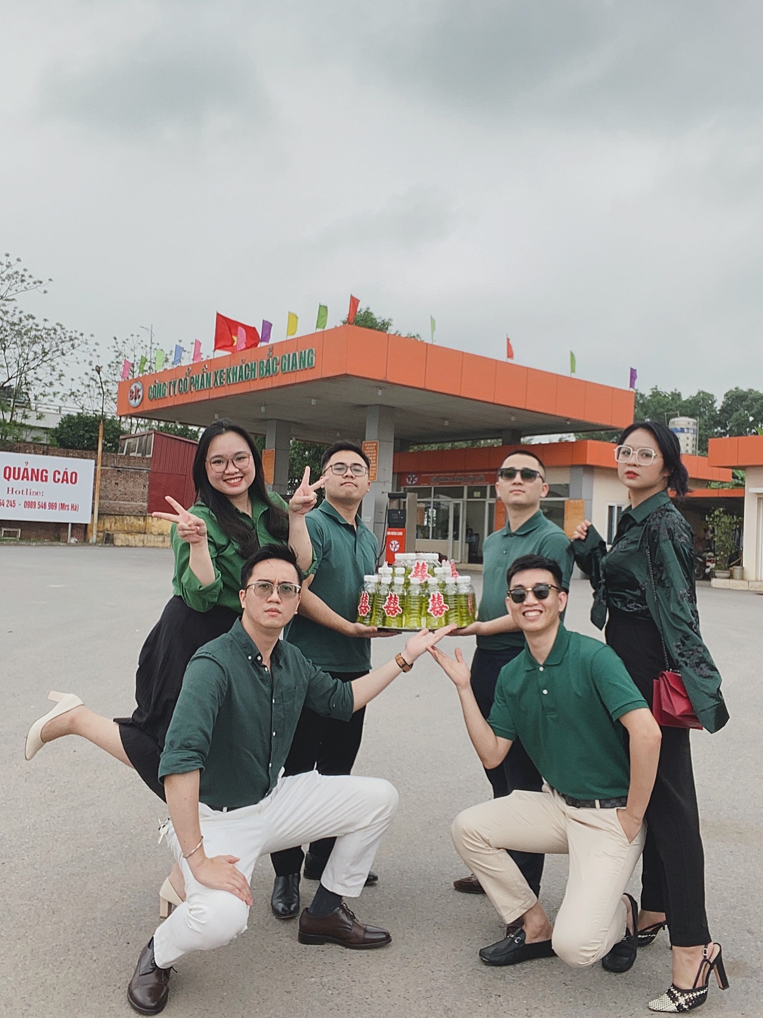 cô dâu được tặng 10 lít xăng ảnh 5 co dau duoc tang 10 lit xang anh 5