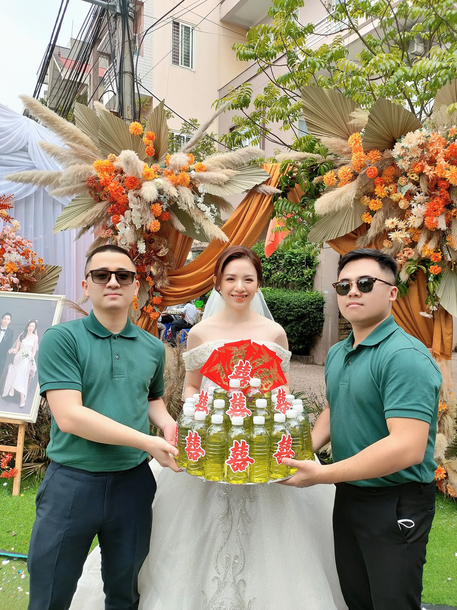 cô dâu được tặng 10 lít xăng ảnh 4 co dau duoc tang 10 lit xang anh 4