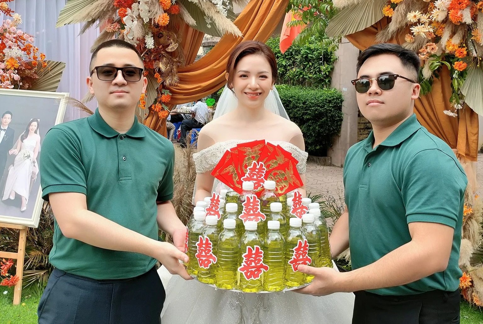 Co dau Bac Giang duoc ban tang 10 lit xang trong ngay cuoi hinh anh