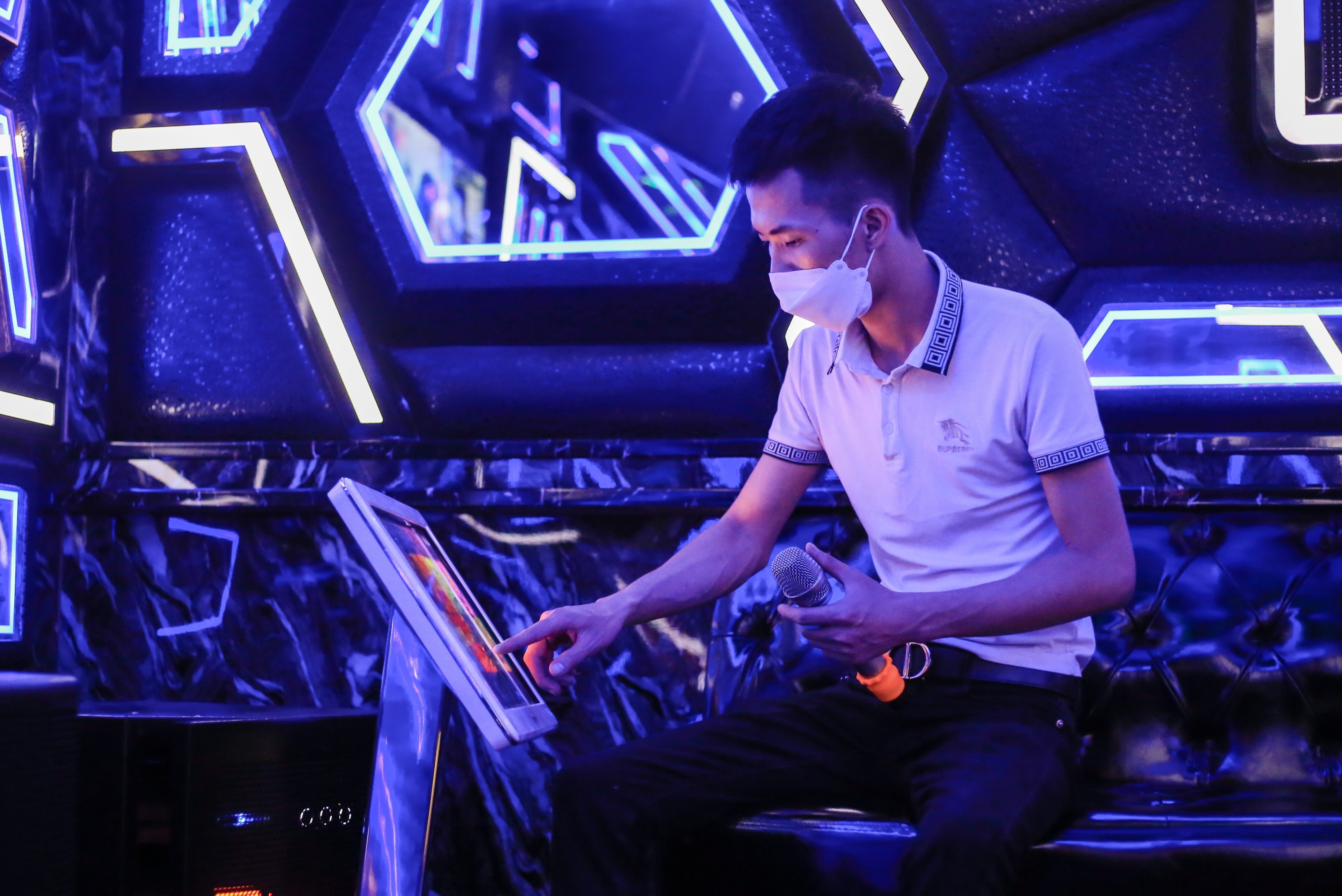 Khong kip sua dan loa, quan karaoke o Ha Noi van mo cua don khach hinh anh