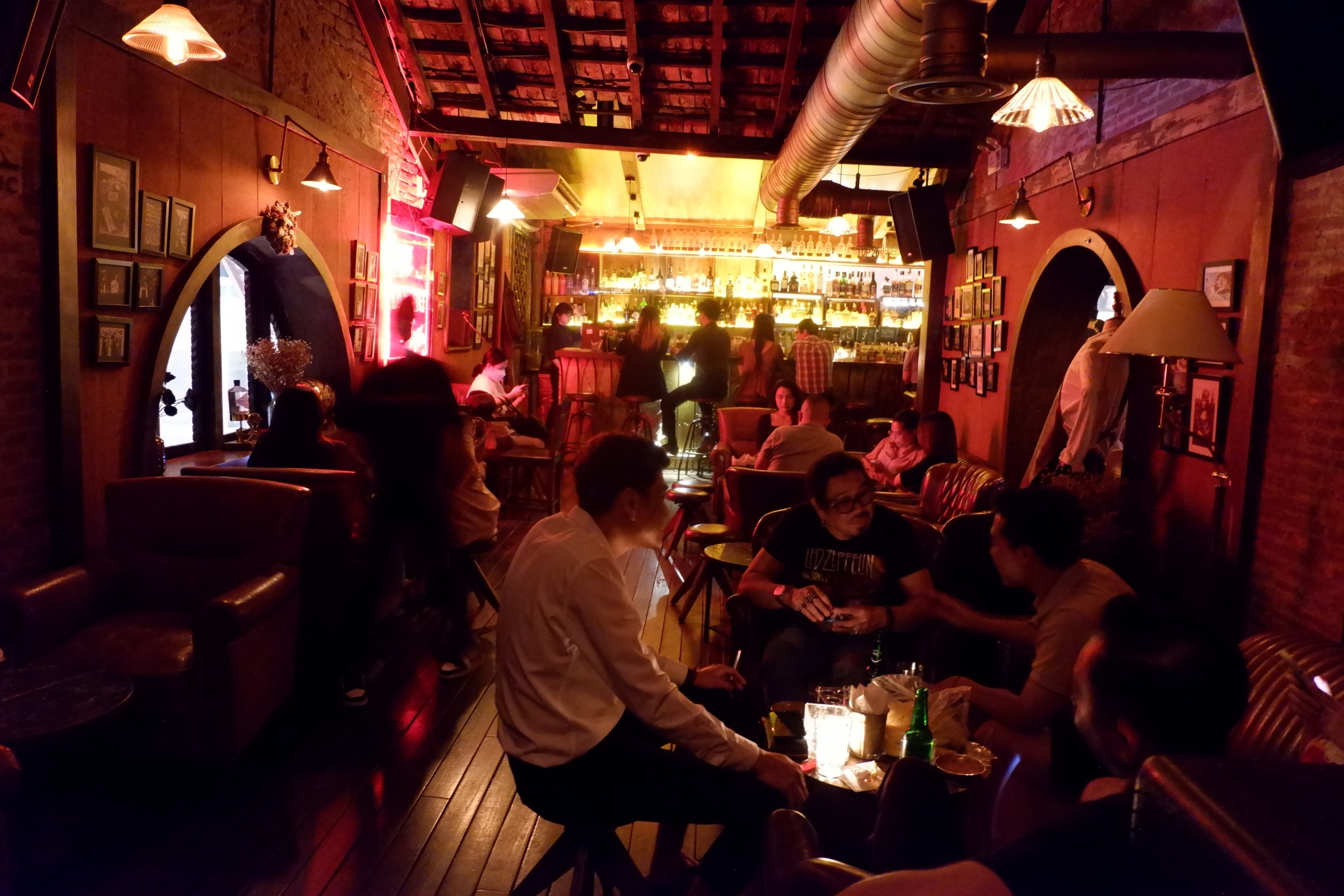 quan bar Ha Noi mo cua anh 5