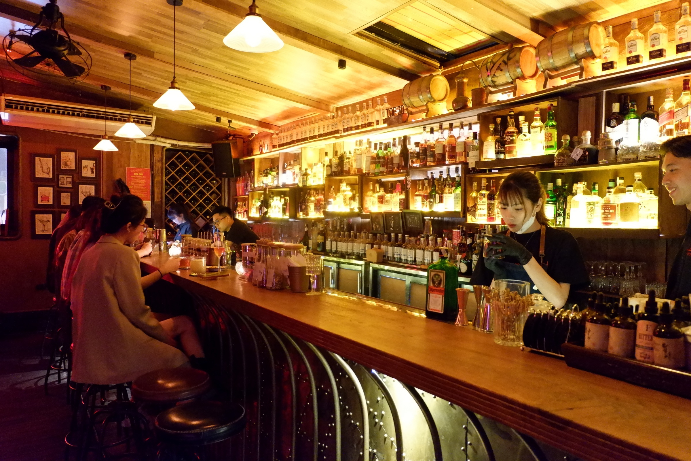 quan bar Ha Noi mo cua anh 4