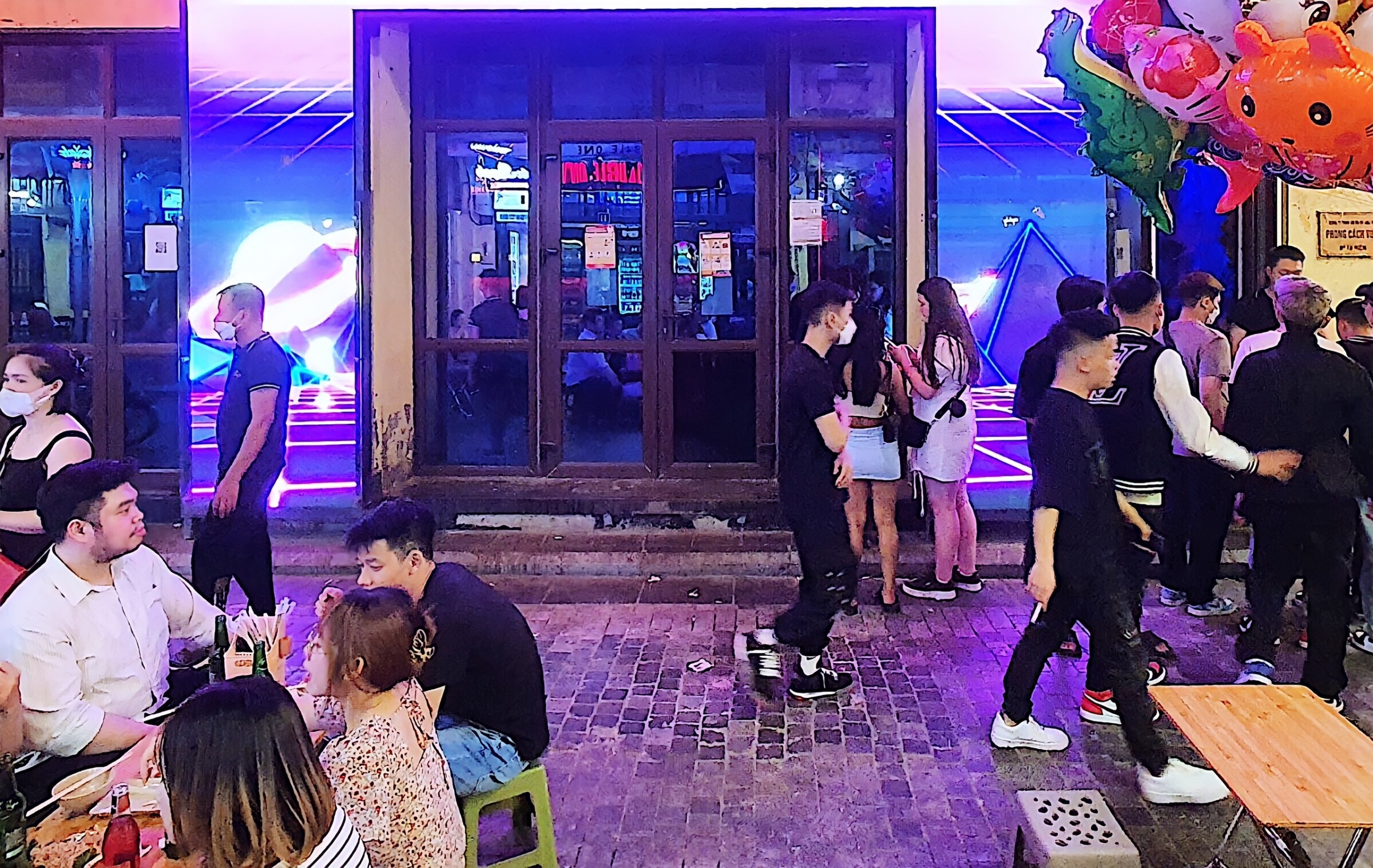 quan bar Ha Noi mo cua anh 1