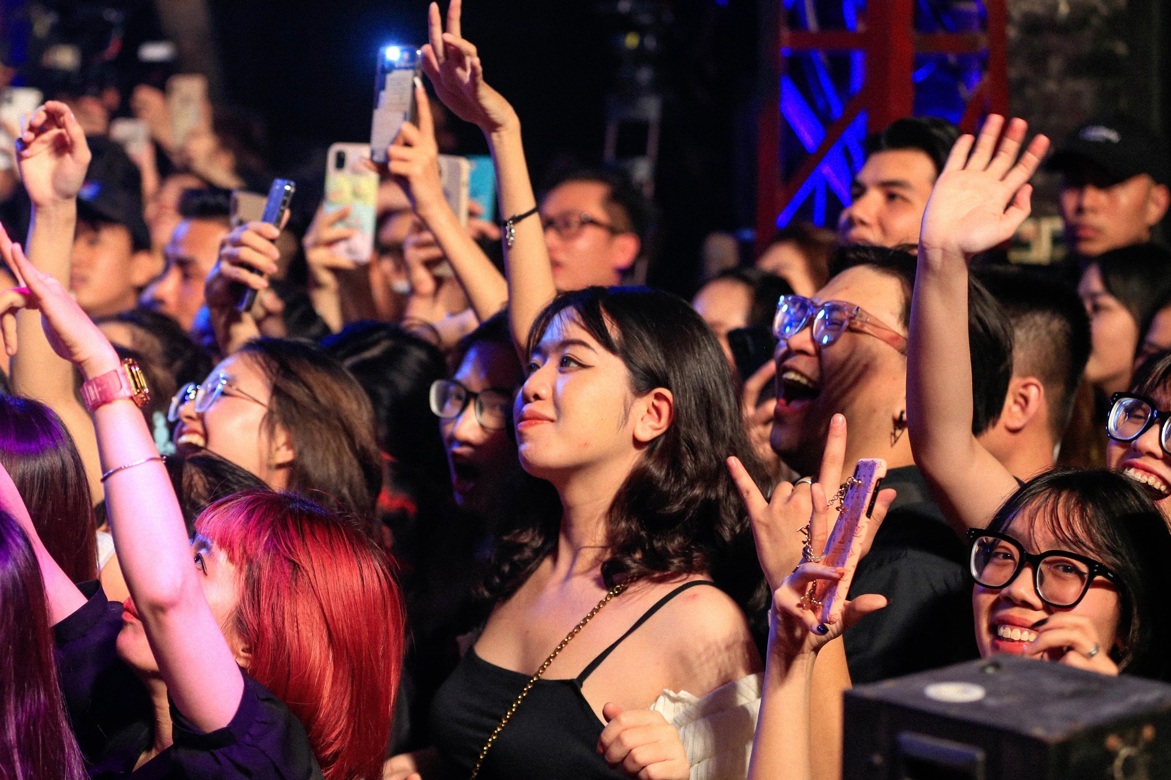 Xep hang vao bar vui choi xuyen dem hinh anh