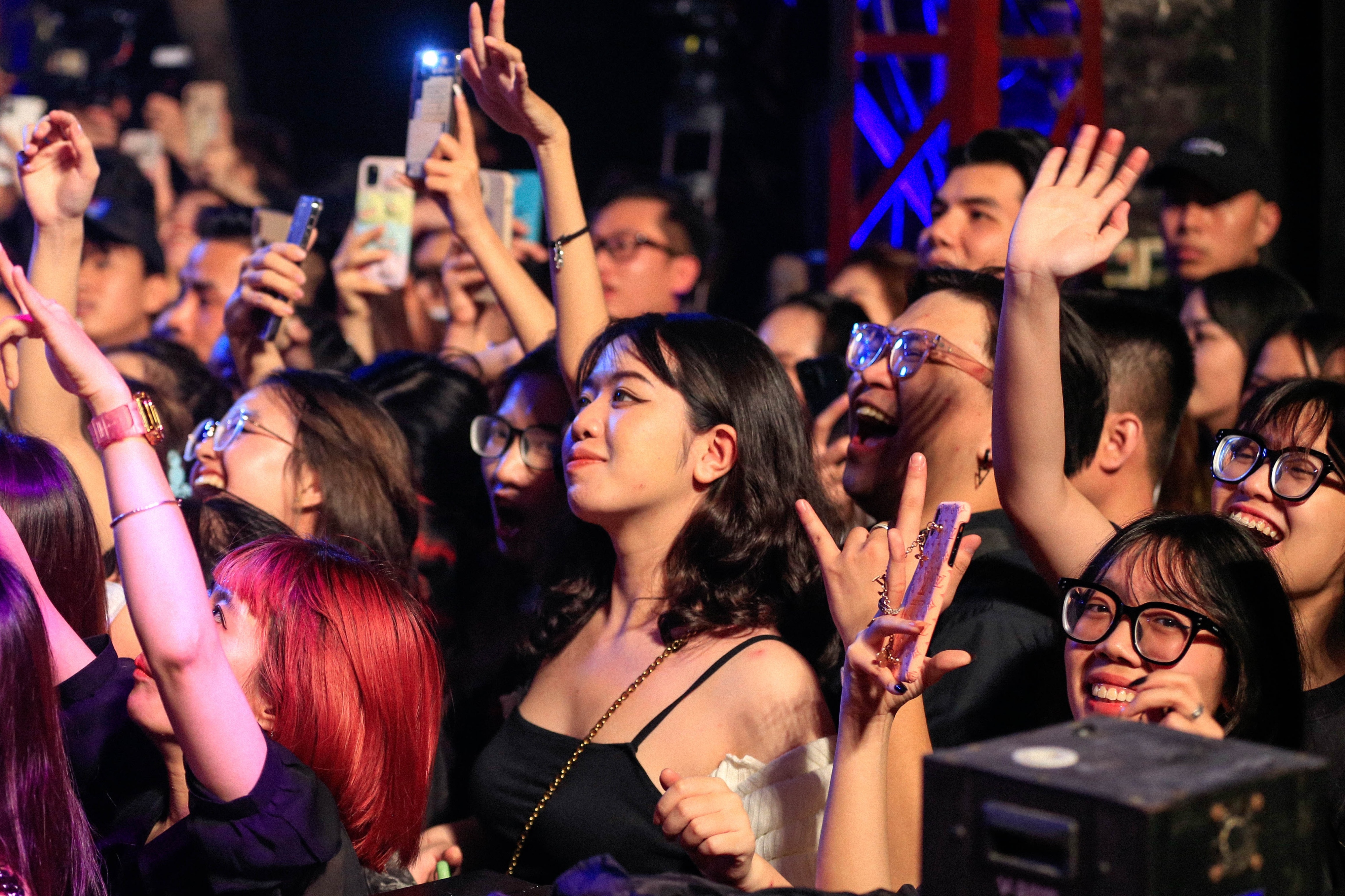 gioi tre di bar anh 9