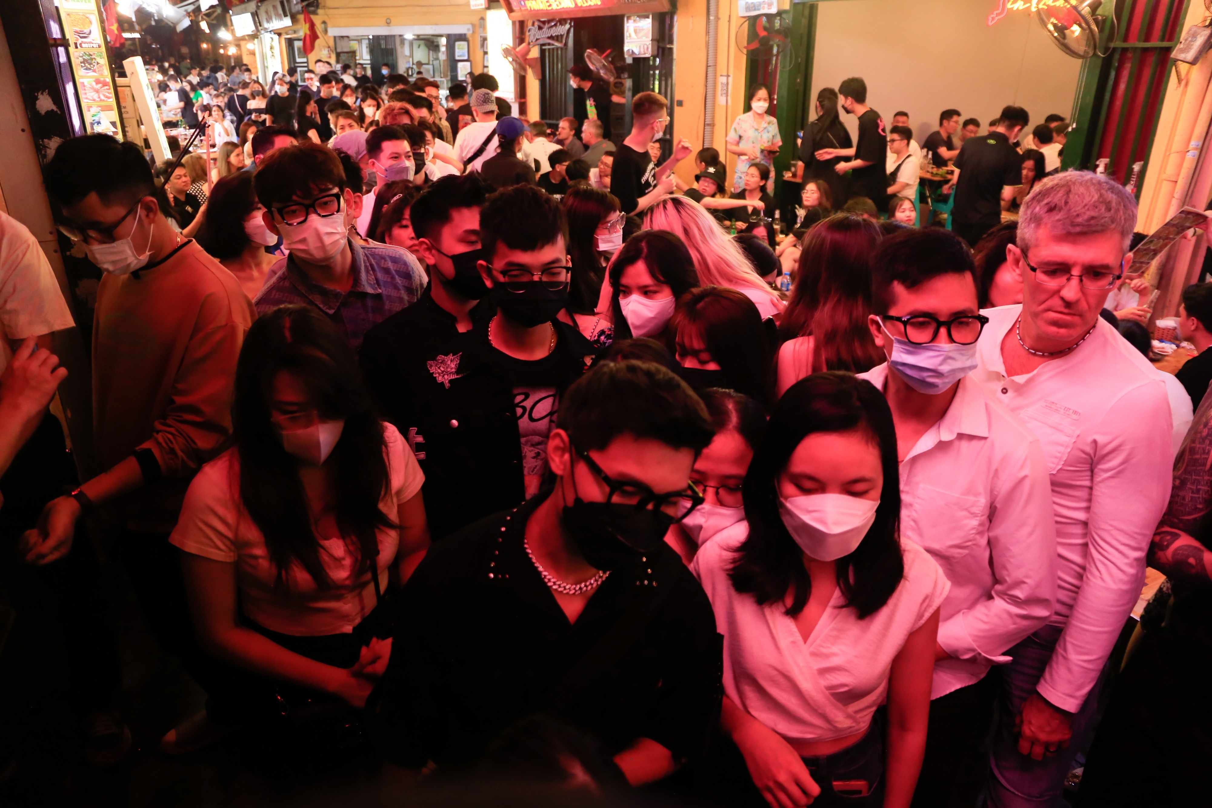 gioi tre di bar anh 1