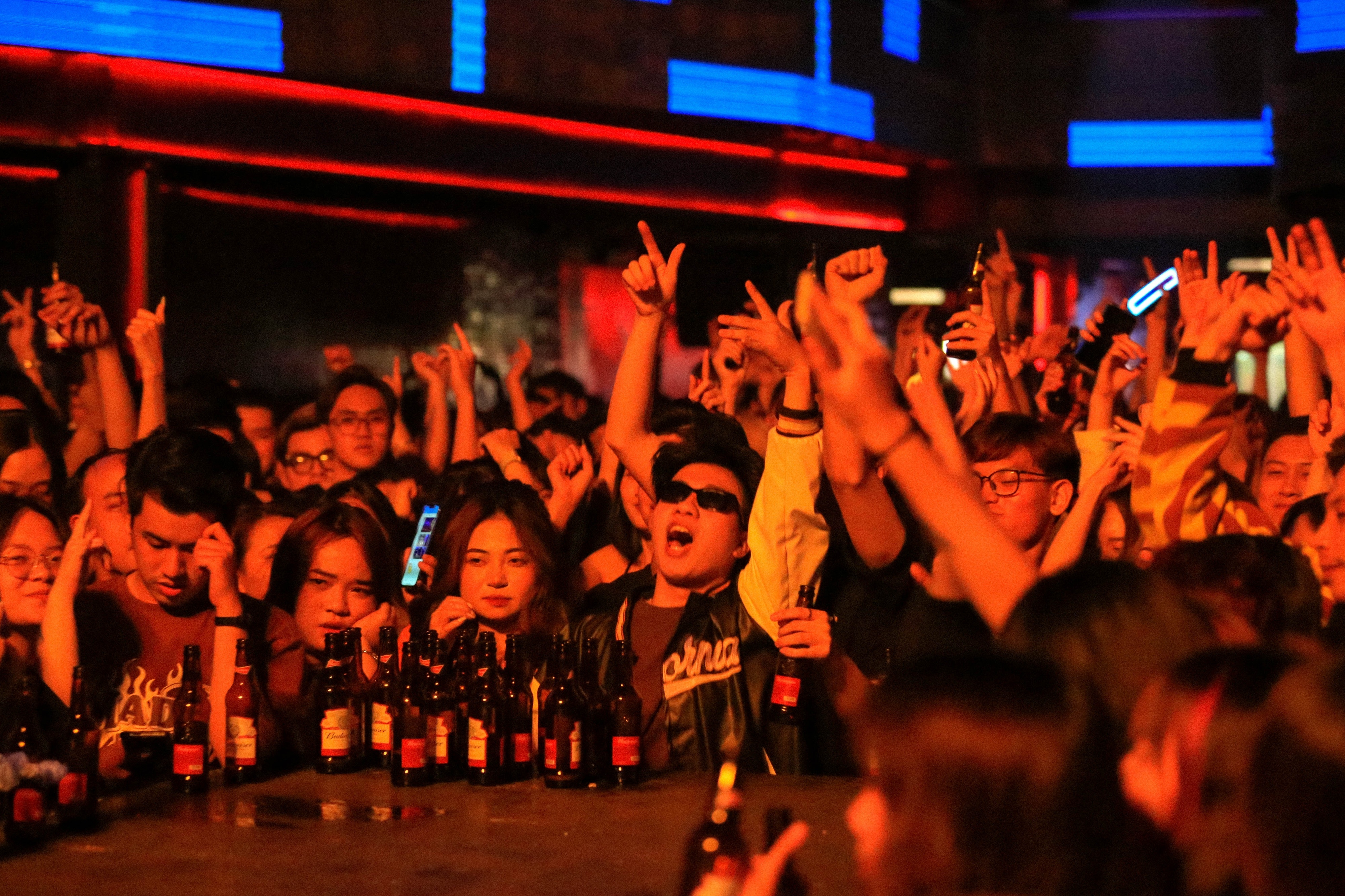 gioi tre di bar anh 5