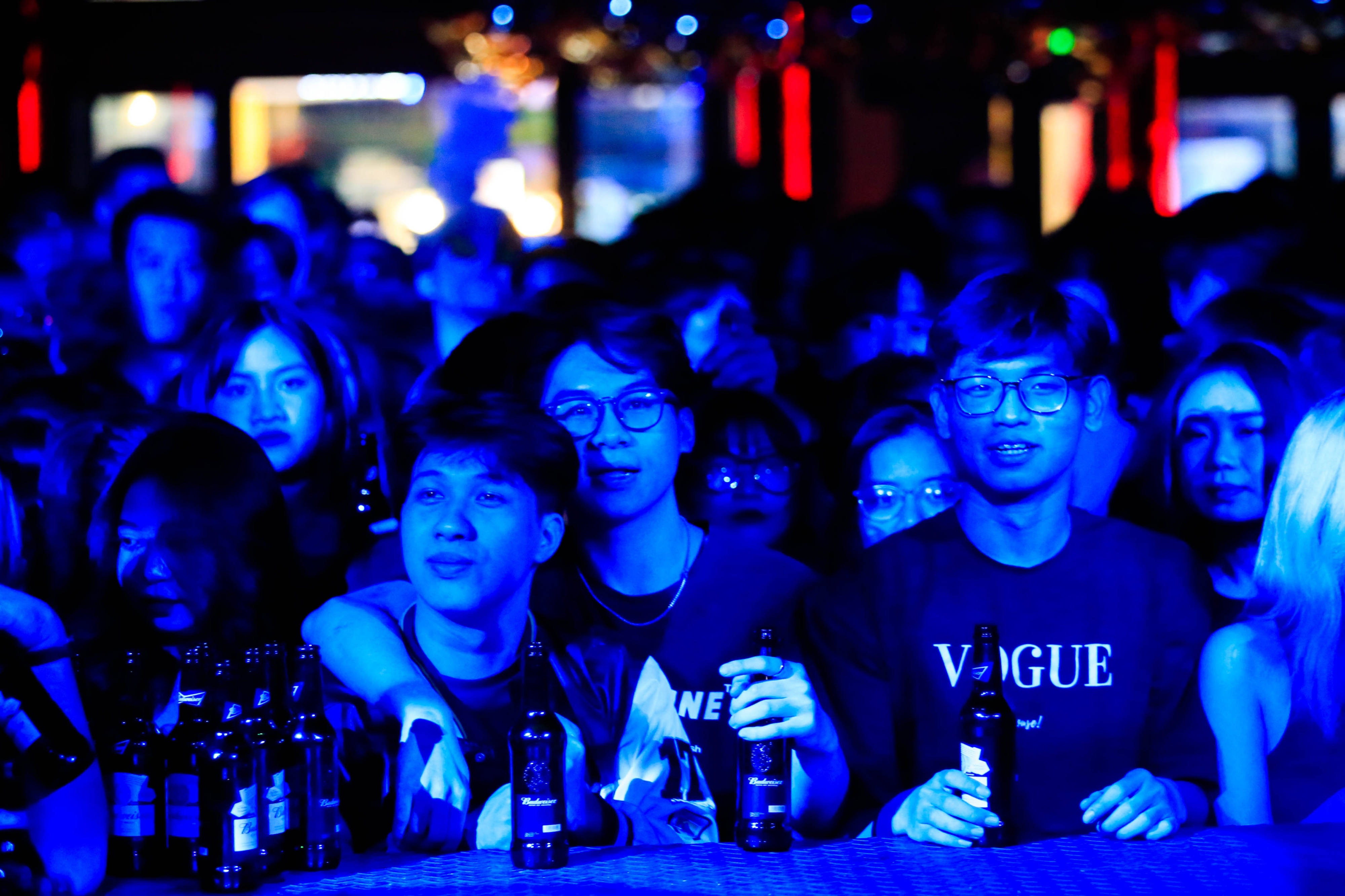 gioi tre di bar anh 6