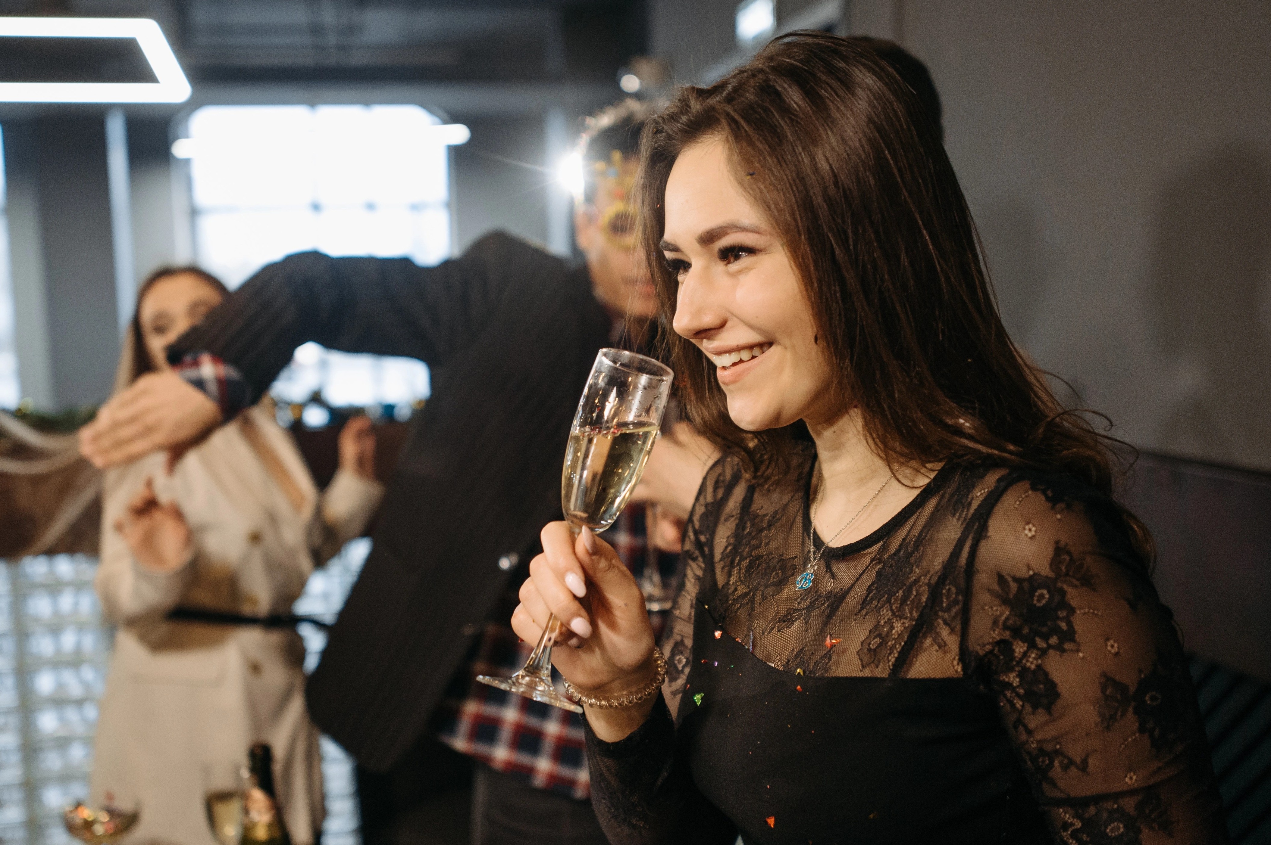 Nhieu sep dung ruou bia de giu chan nhan vien tai My hinh anh