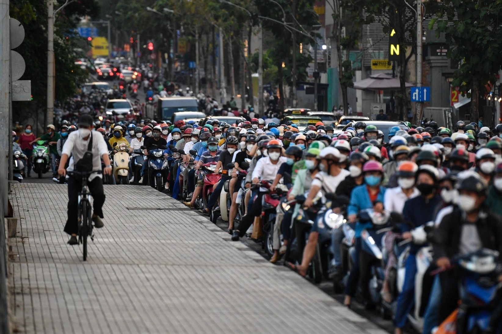 Nhung nguoi tre ngai di xe may o TP.HCM hinh anh