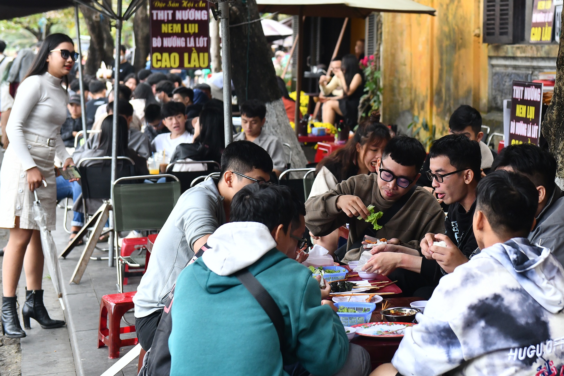 Du lich sat le, khach khong the cho den luot de vao quan an hinh anh