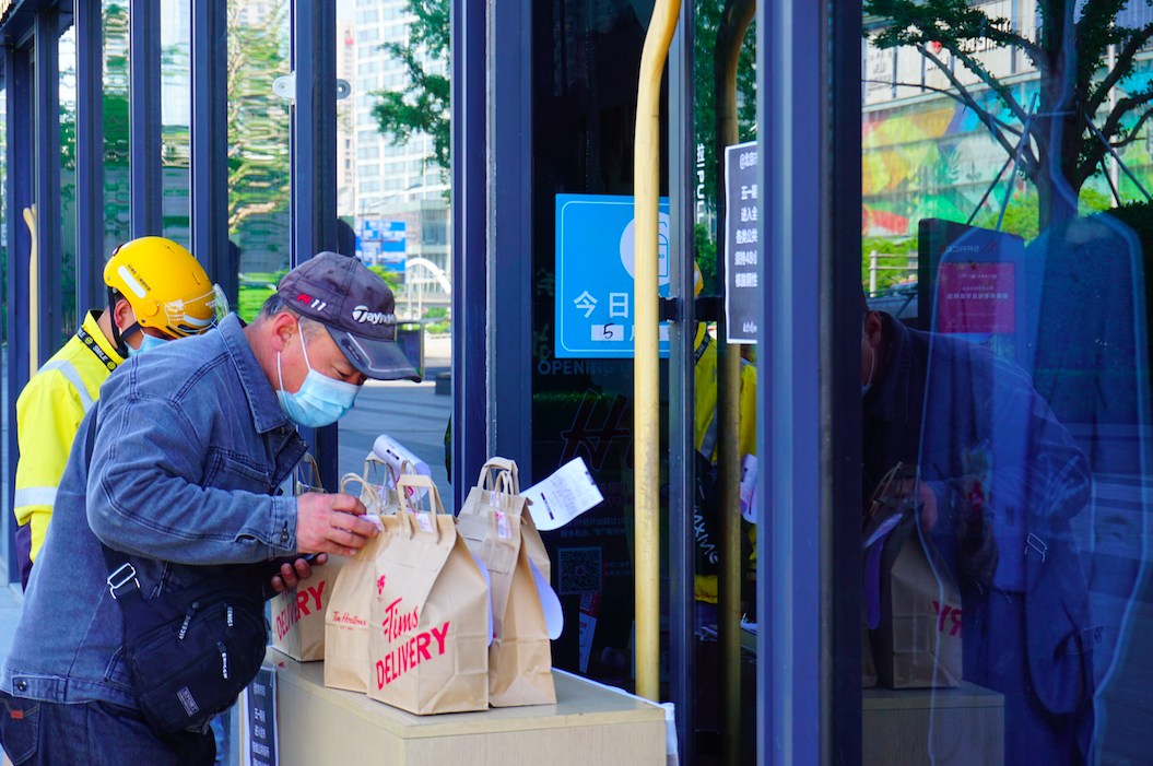 Bac Kinh dong cua nha hang,  quan bar anh 2