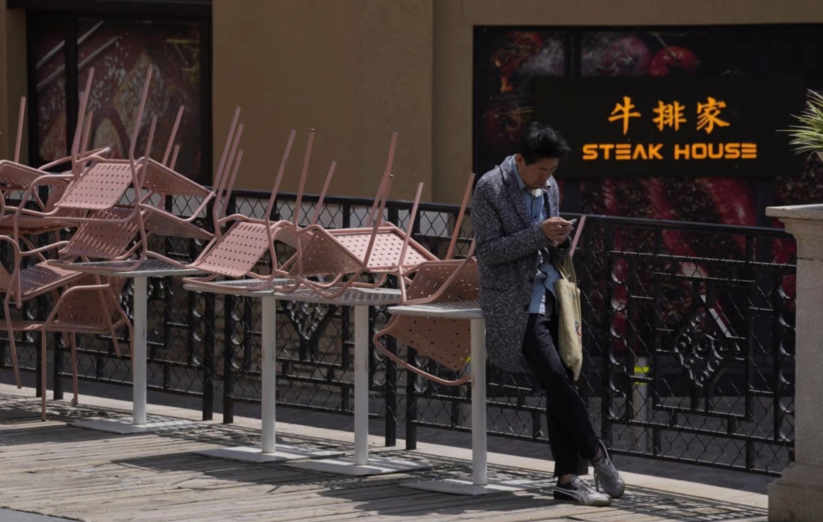 Bac Kinh dong cua nha hang,  quan bar anh 1