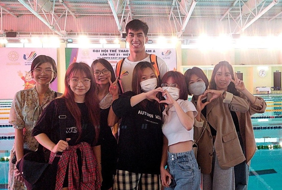 Fan nu cho hang gio de chup anh cung VDV boi nguoi Thai Lan hinh anh