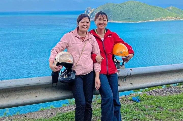 Con gai dua me di phuot xuyen Viet hinh anh