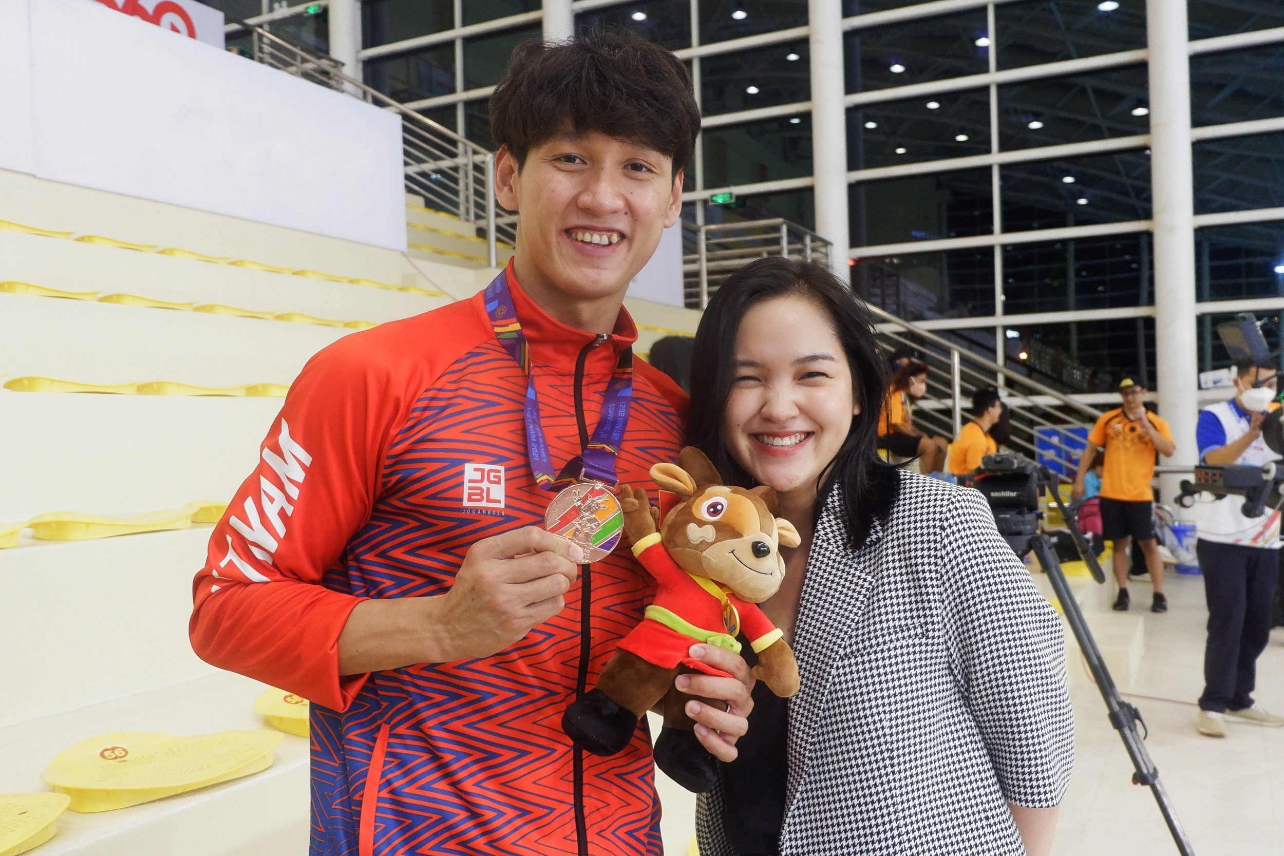 Fan nu chen chan, cho chup anh cung Tran Hung Nguyen, Hoang Quy Phuoc hinh anh