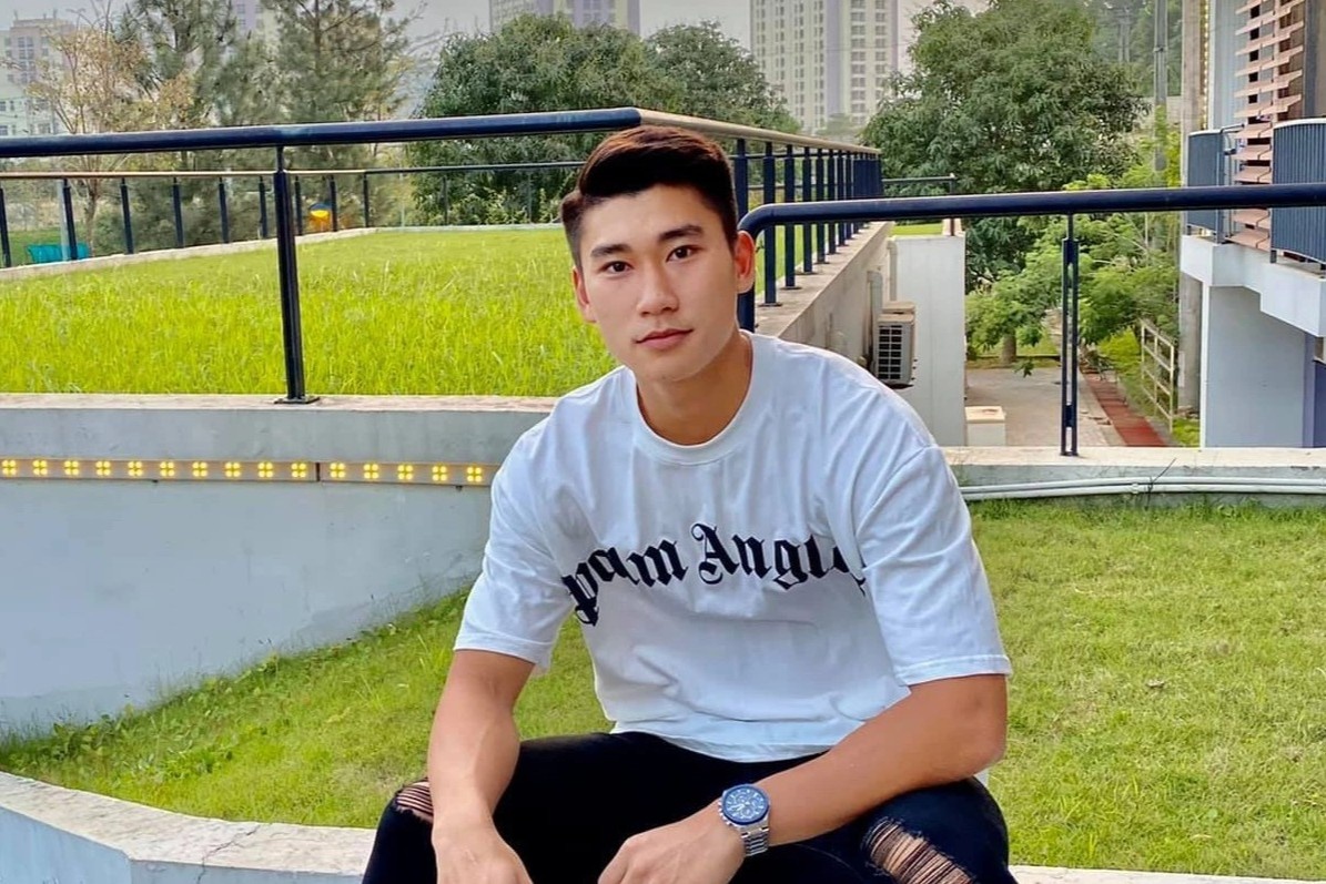 Dieu thu vi ve Nham Manh Dung ben ngoai san co hinh anh