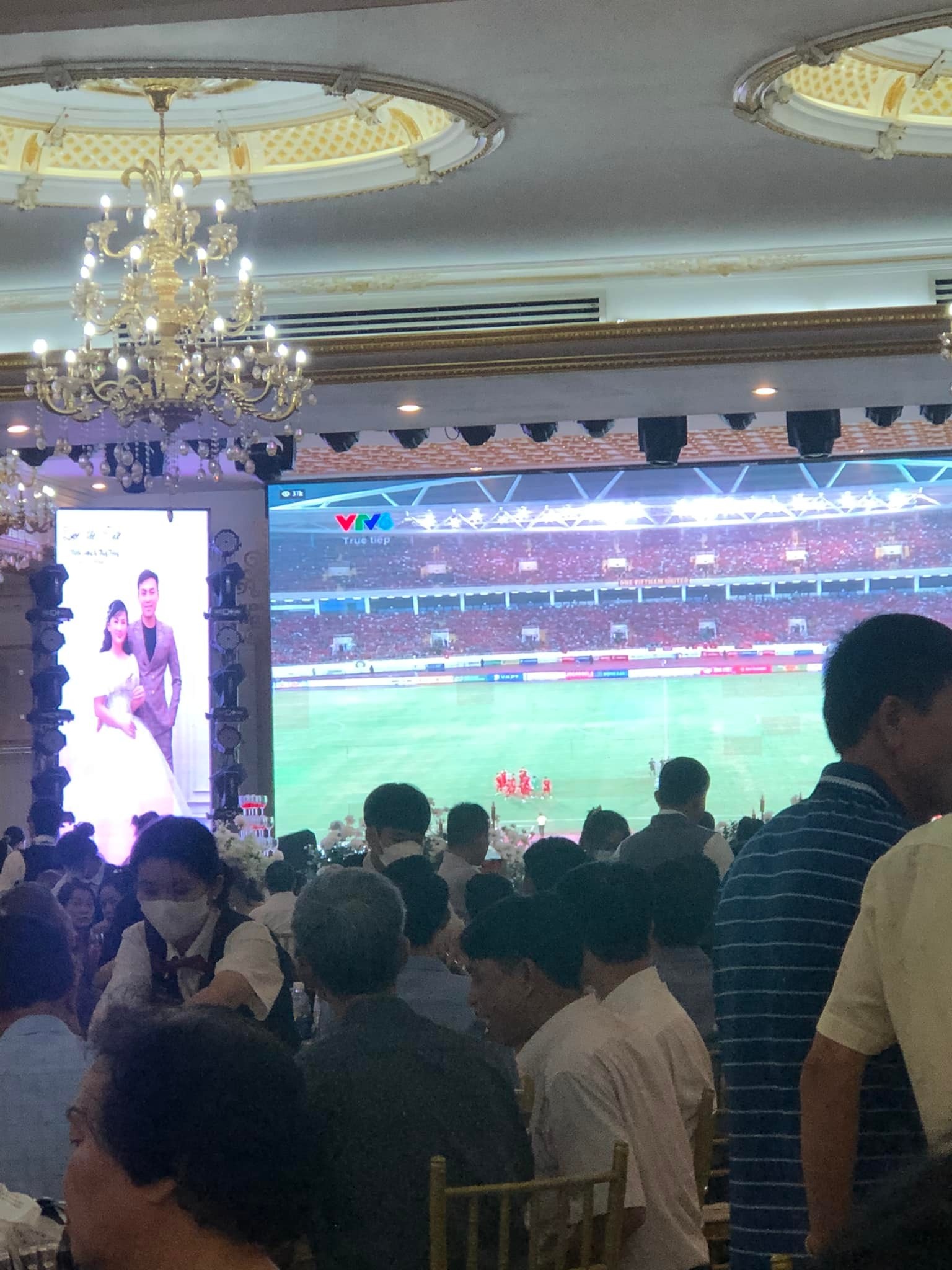 co vu bong da trong dam cuoi anh 1