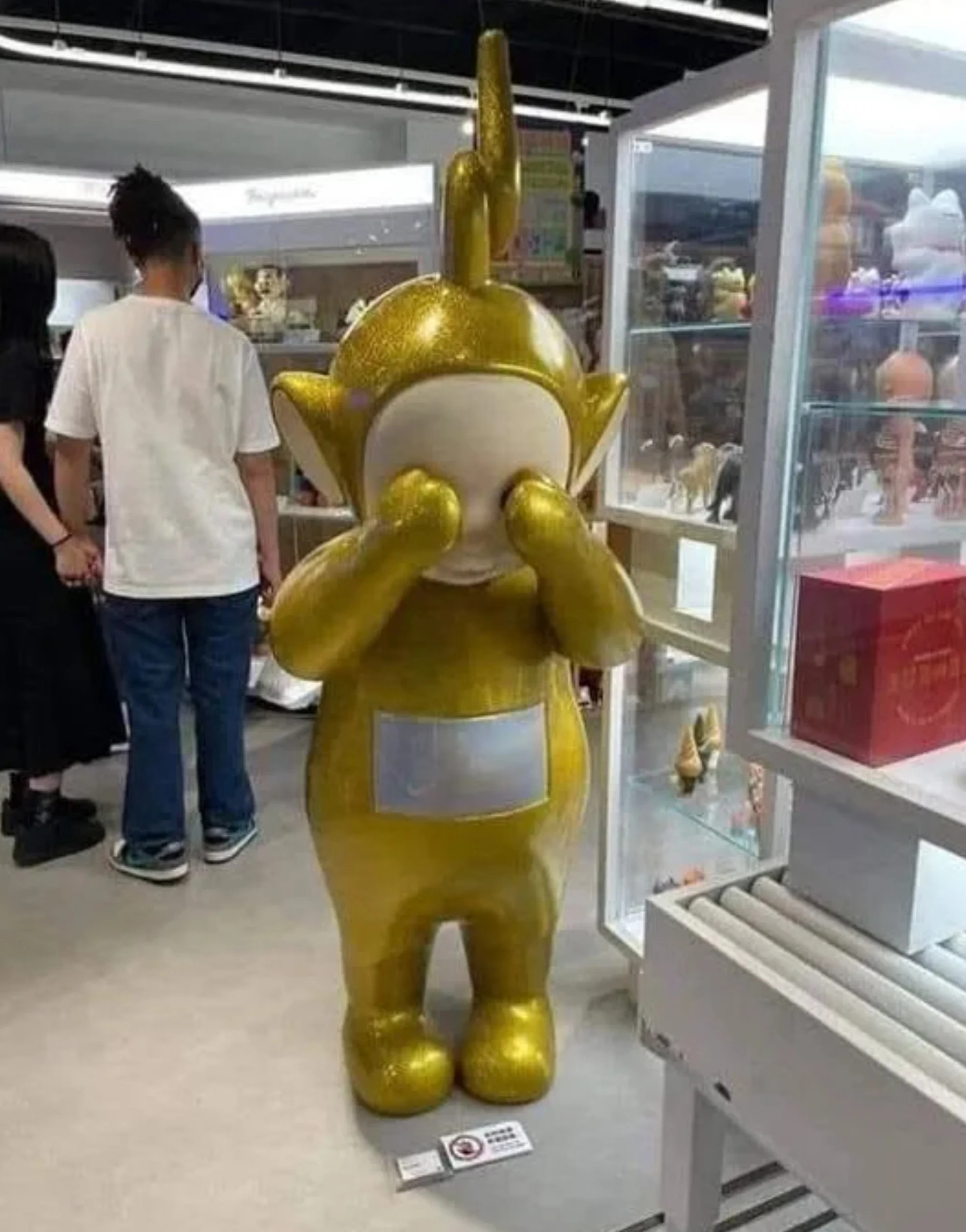 cậu bé làm vỡ tượng Teletubbies ảnh 2 cau be lam vo tuong Teletubbies anh 2