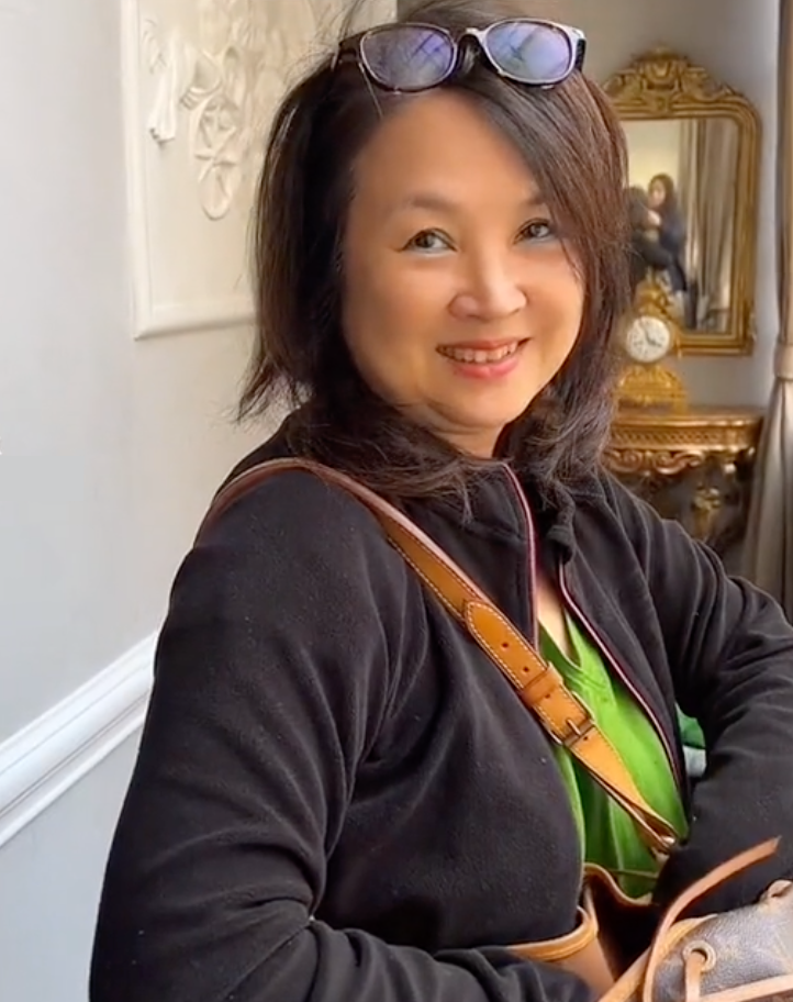 mua sam tra dua o cua hang Dior anh 1