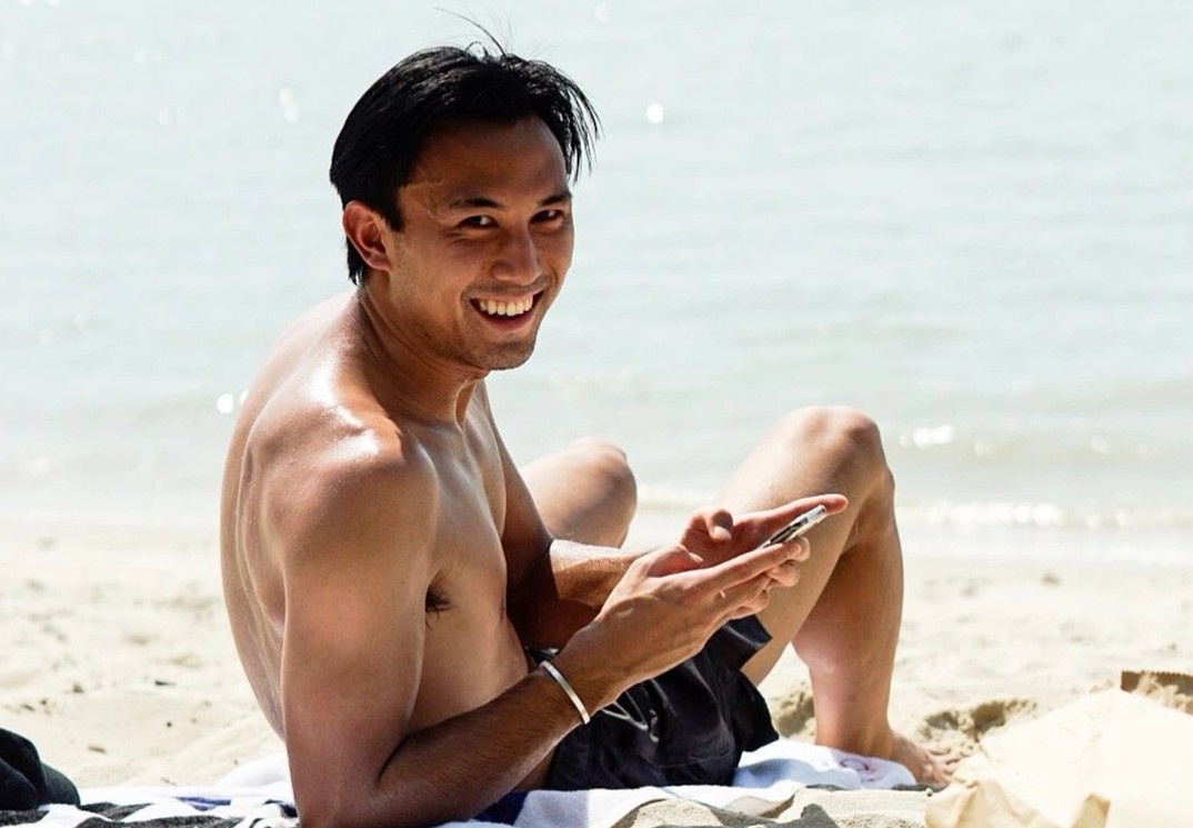 Cau thu U23 Malaysia ben ngoai san co hinh anh