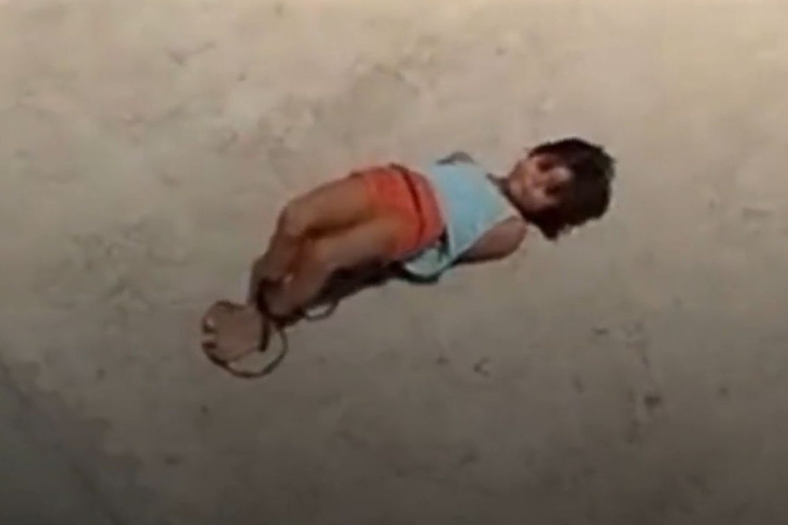 Be gai 5 tuoi o An Do bi me troi, nhot duoi nang vi khong lam bai tap hinh anh