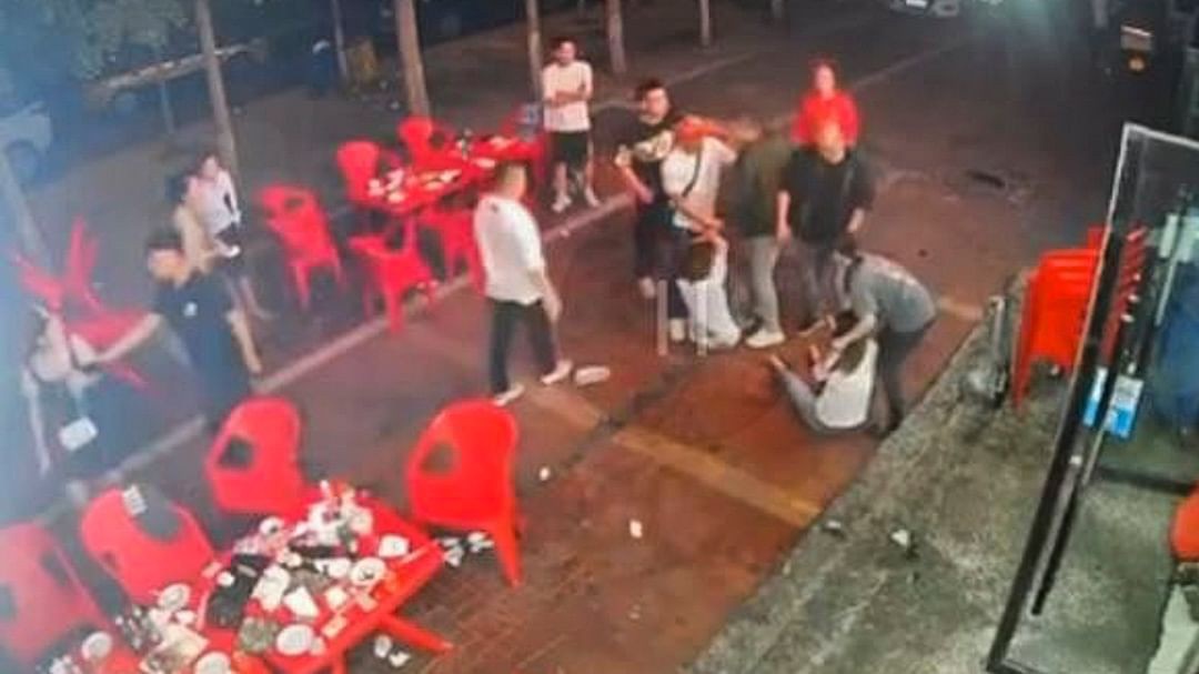 Dan mang Trung Quoc noi ve vu co gai bi danh dap: 'Ai gap thi xui xeo' hinh anh