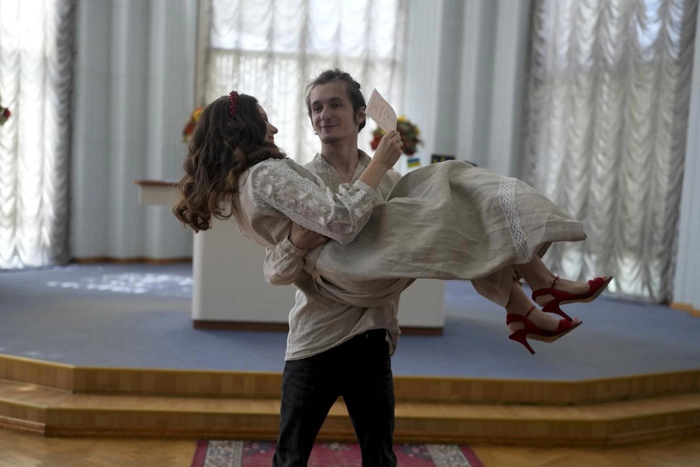 Nhung dam cuoi voi tai Ukraine hinh anh