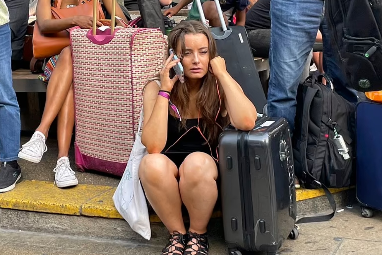 Khung hoang vi du lich he hinh anh