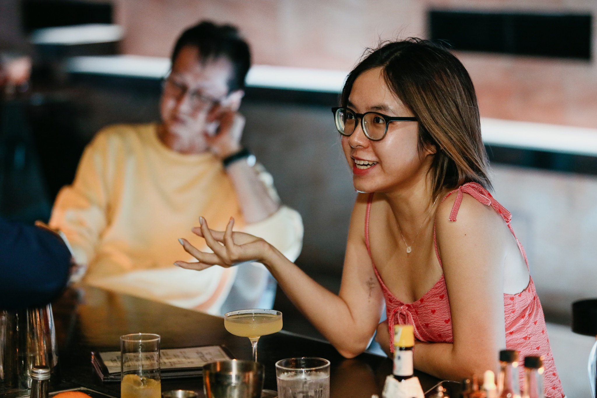 Cong dan laptop den bar, pub lam viec hinh anh