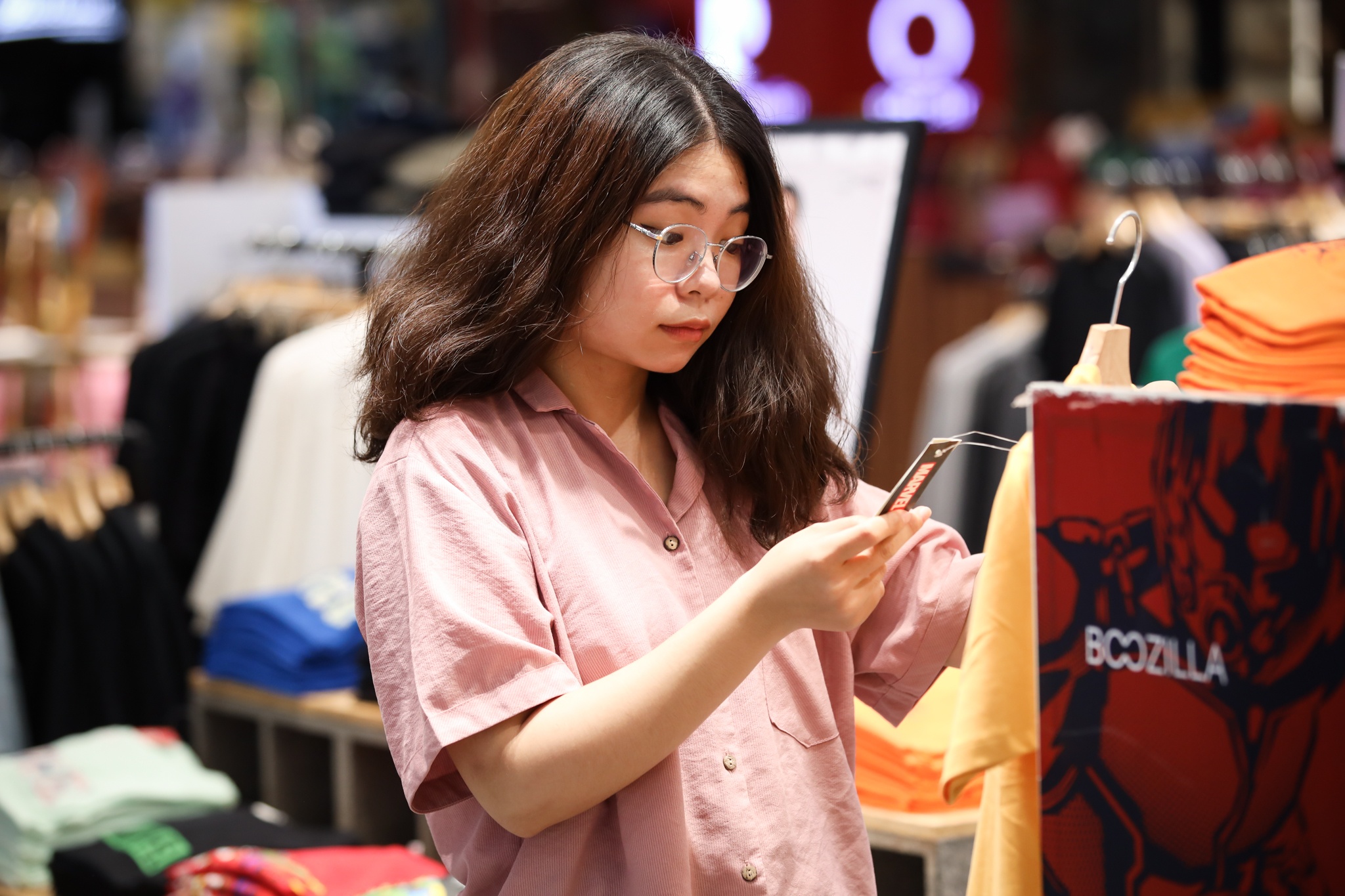 Nhieu nguoi mua do thanh ly, ve song voi cha me khi gia ca tang hinh anh