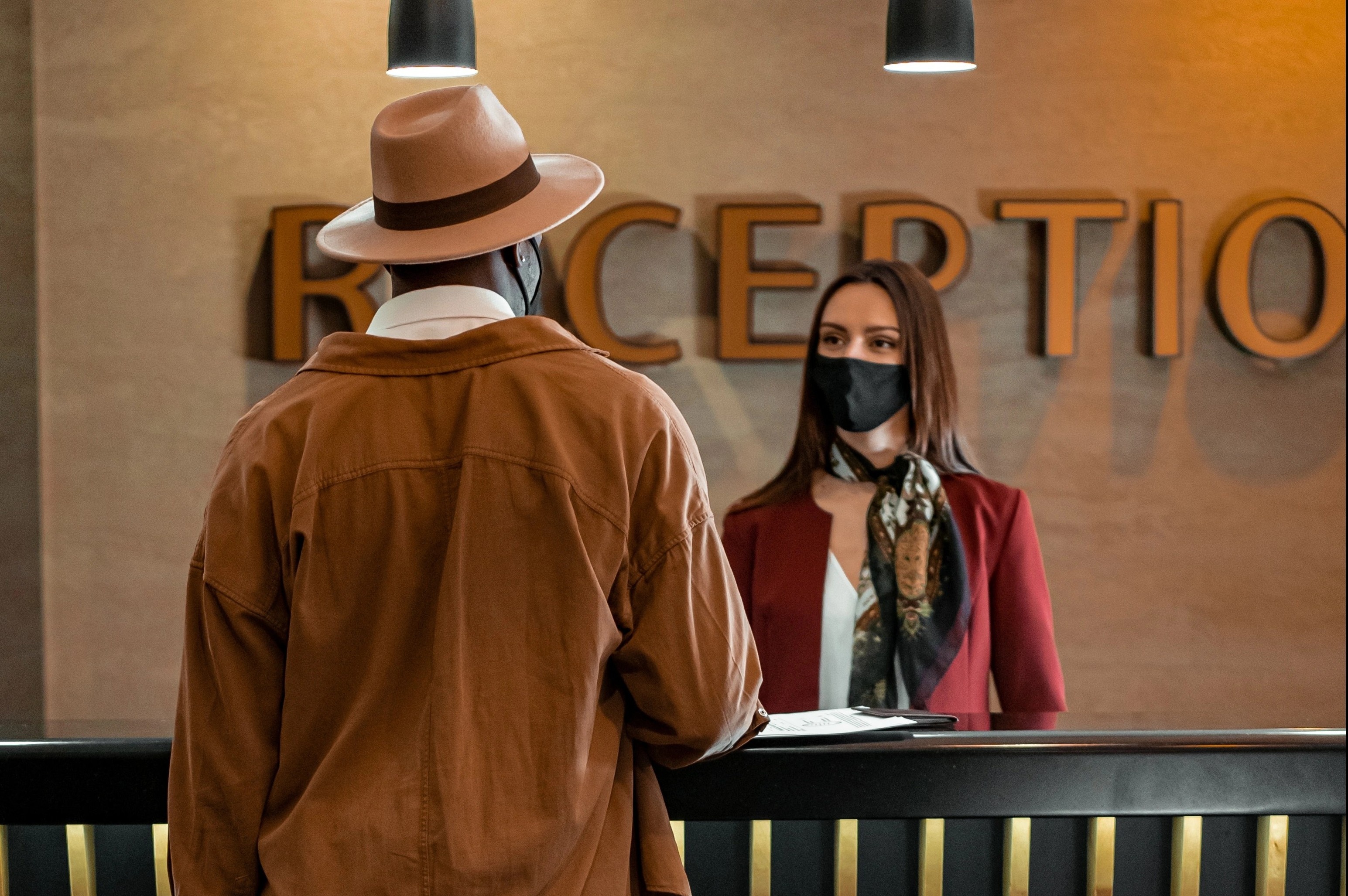 Qua thieu nhan vien, khach san chau Au gap ai cung tuyen hinh anh