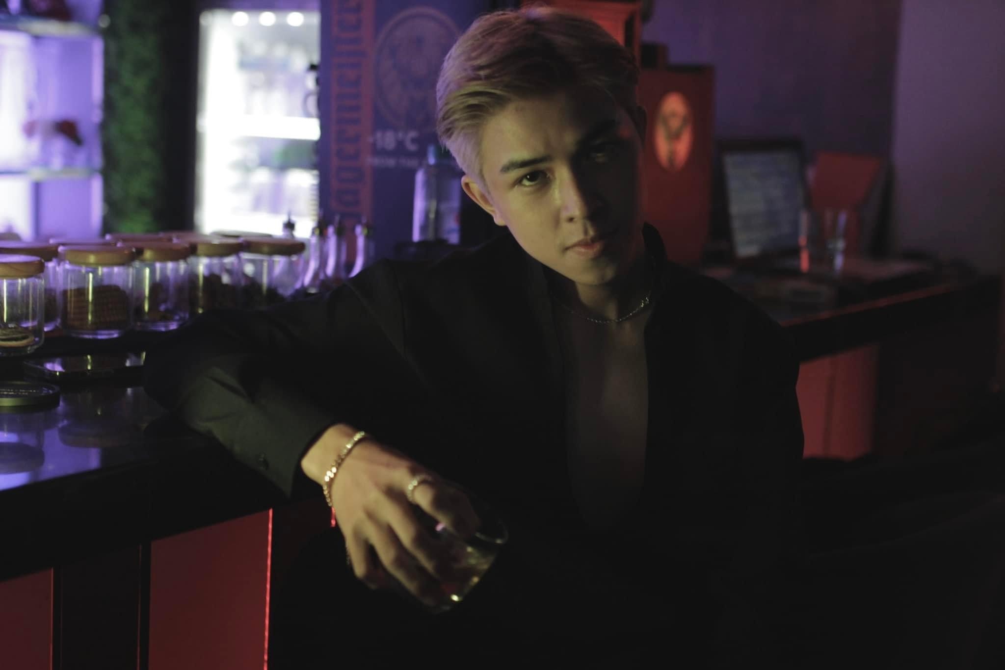 chi tien chup anh trong bar anh 2