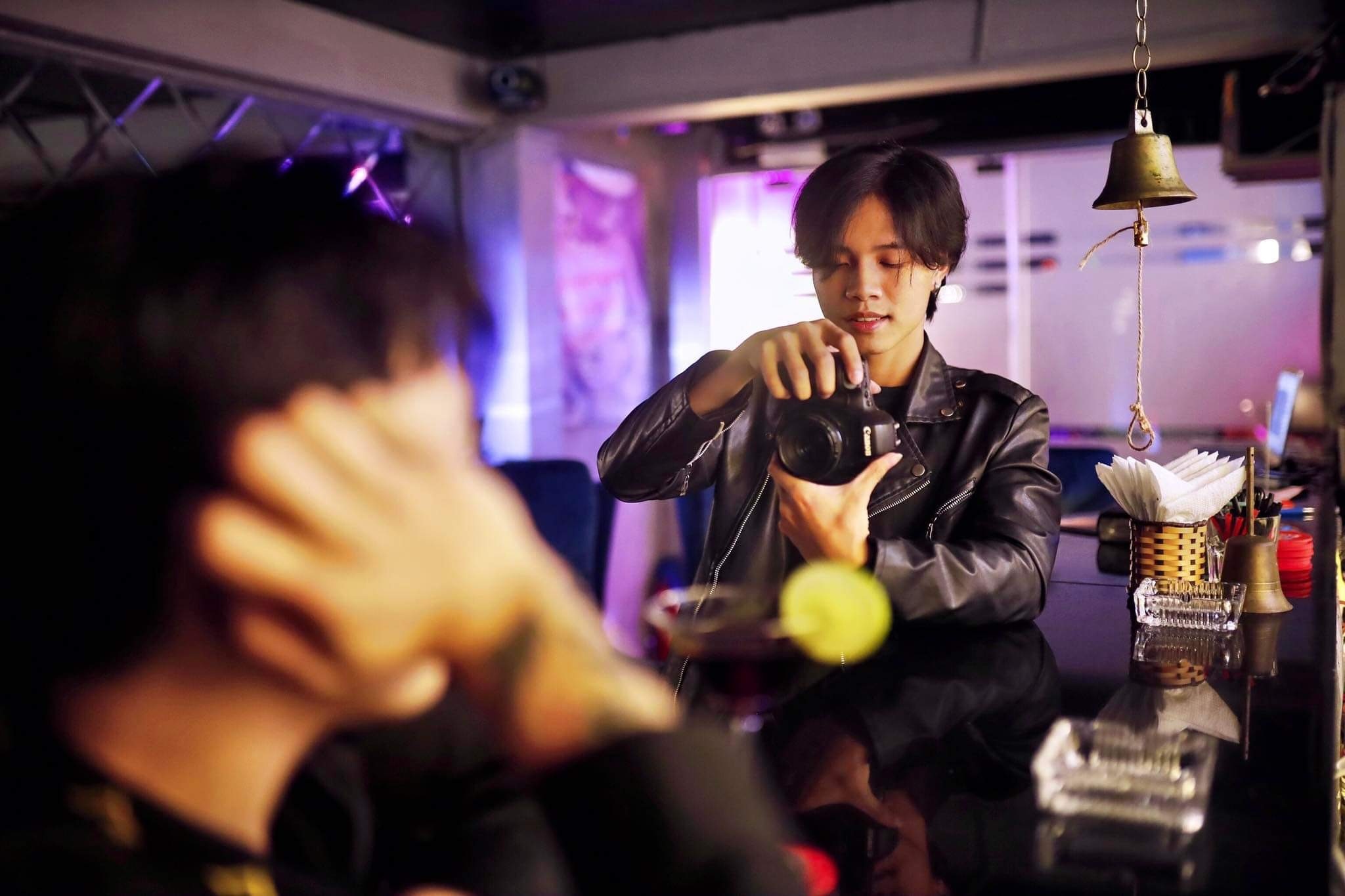 chi tien chup anh trong bar anh 6