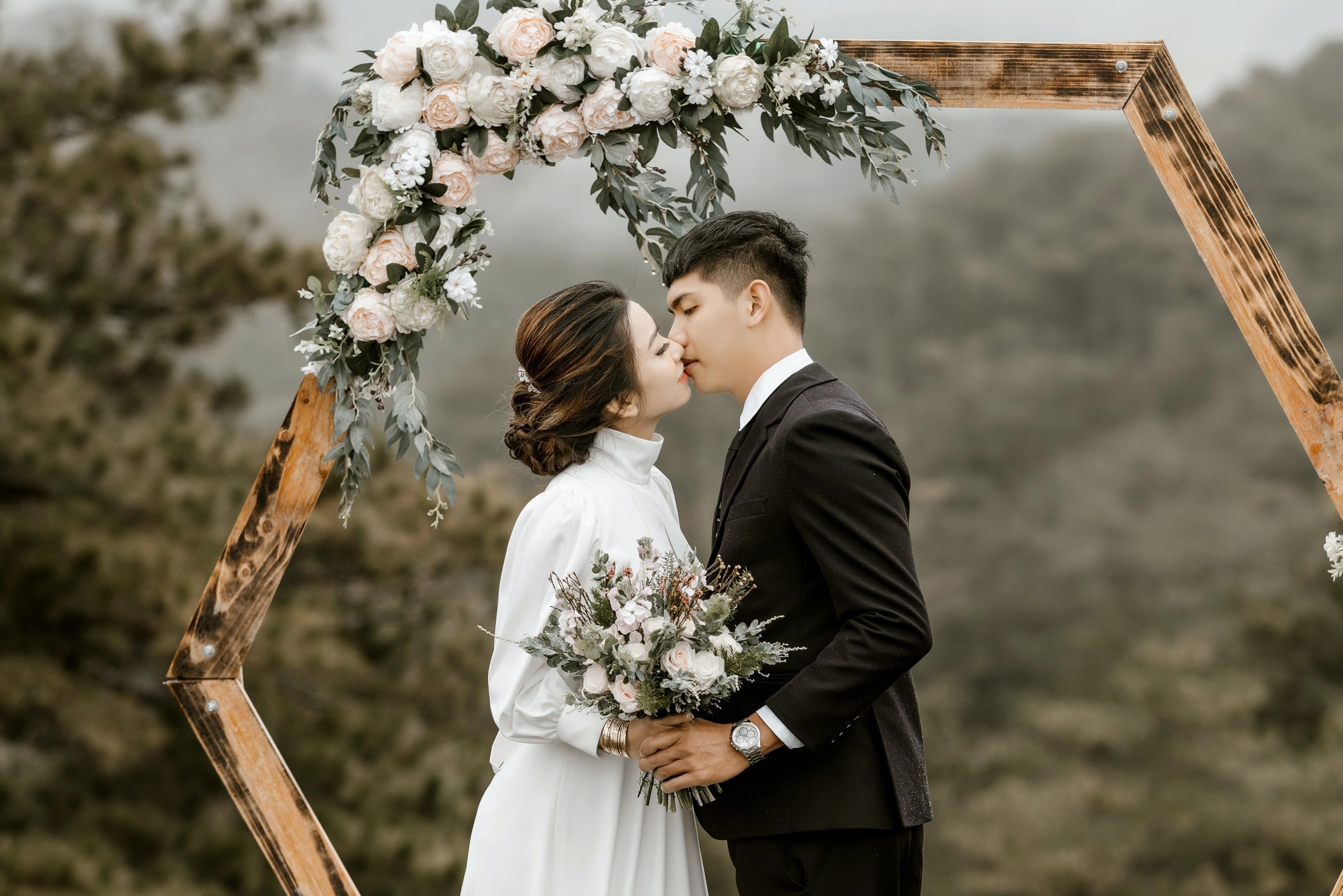 Dam cuoi chi co 2 nguoi hinh anh