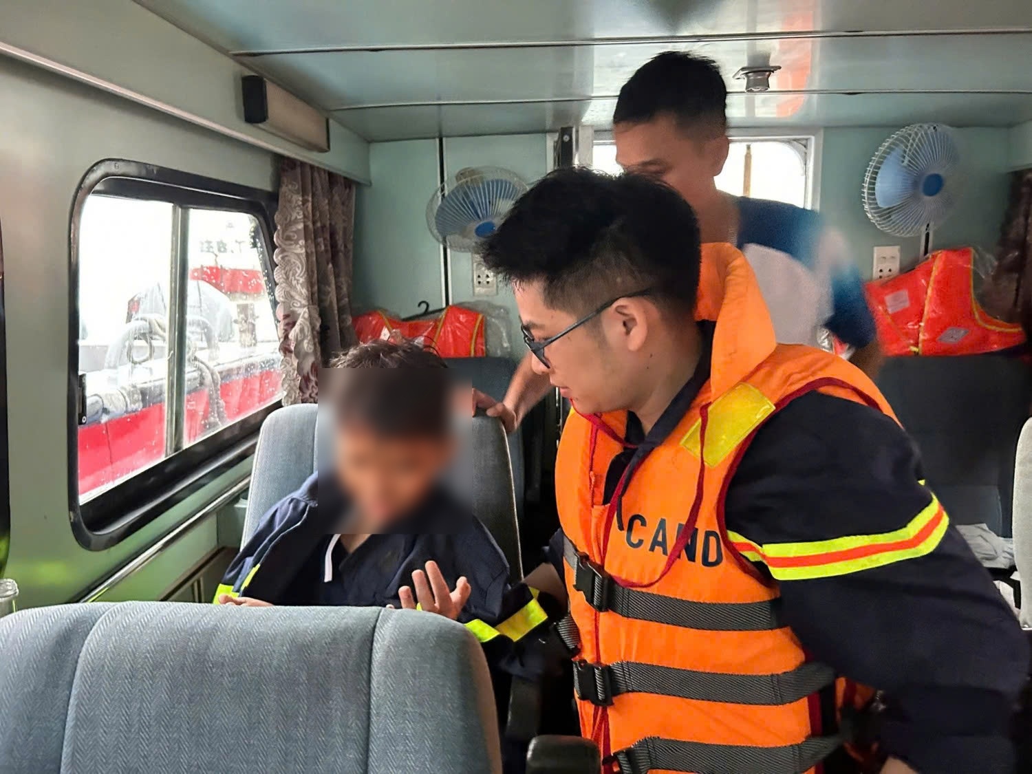 Vu lat tau vinh Ha Long: Cuu song be trai 10 tuoi sau 4 tieng mac ket hinh anh