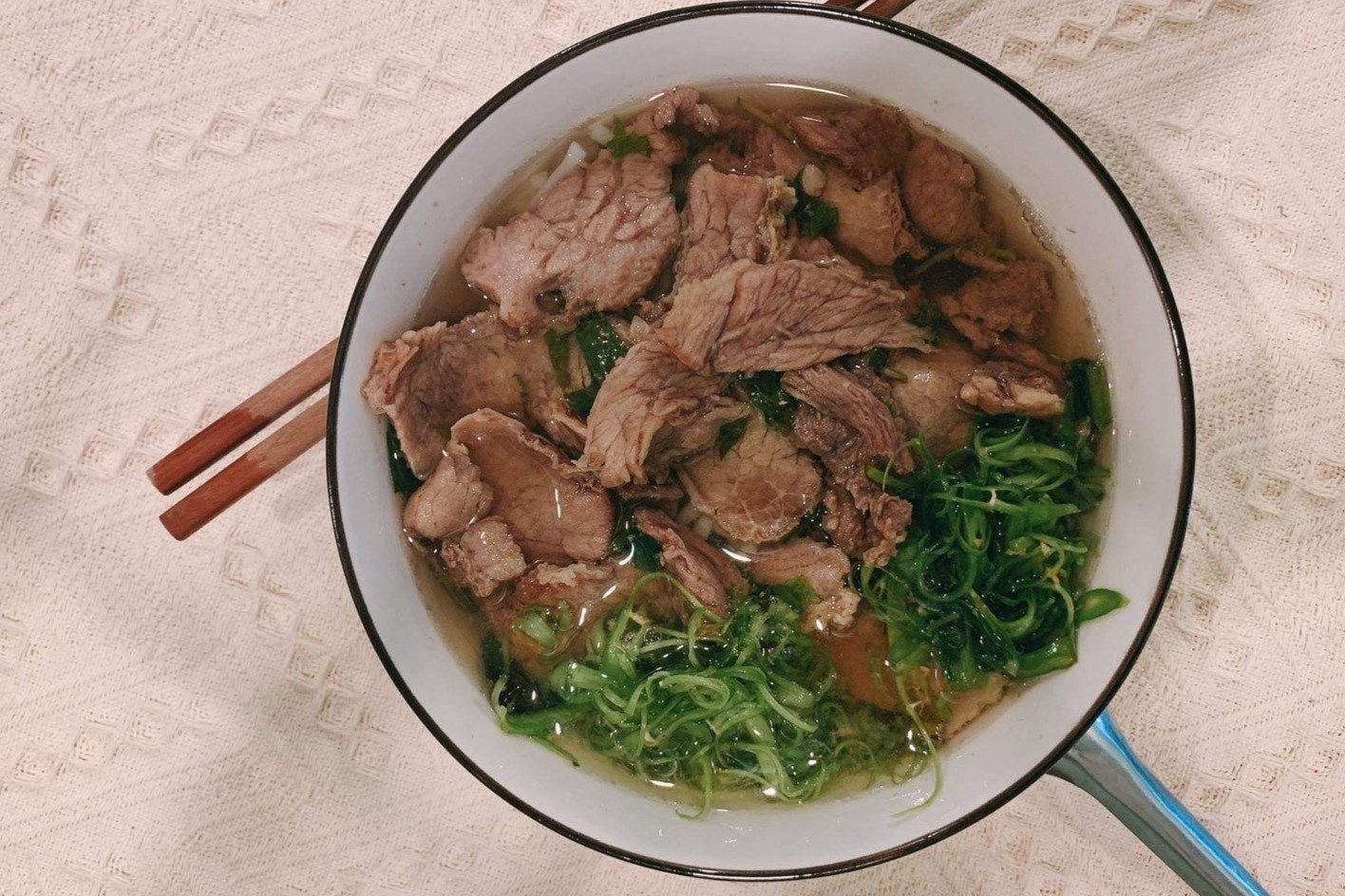 Toi cho 2 tieng, chi 126.000 dong de mua 1 to bun bo trong gian cach hinh anh