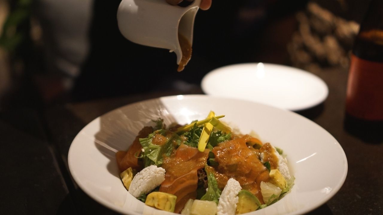 Toi tro lai hang quan trung tam hen ho sau gian cach hinh anh