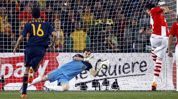 Cardozo khong thang duoc Casillas tren cham phat den hinh anh