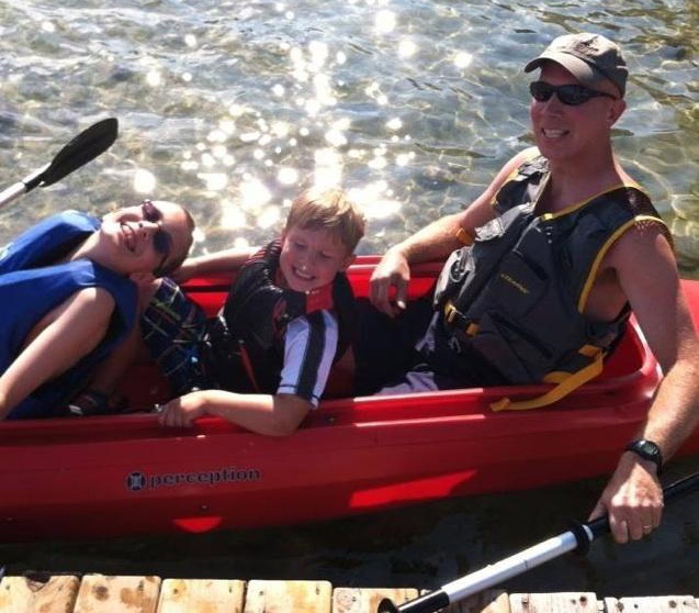 Ông John Bieniewicz và các con. Ảnh: Yahoo.