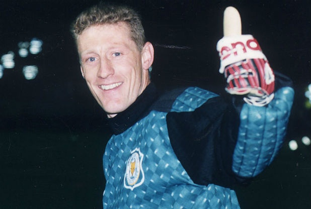 Thủ môn Kevin Poole bị thay bởi Kalac. Ảnh: Getty.