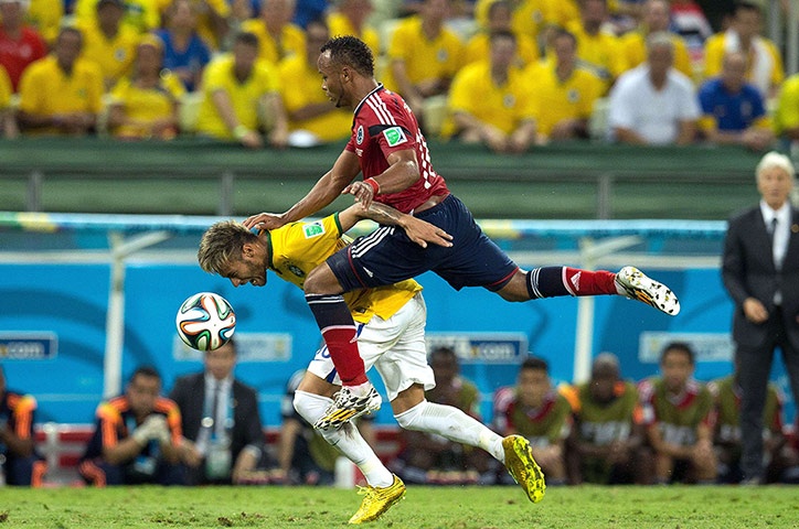 Zuniga đã tắc bóng rất mạnh với Neymar. Ảnh: Getty