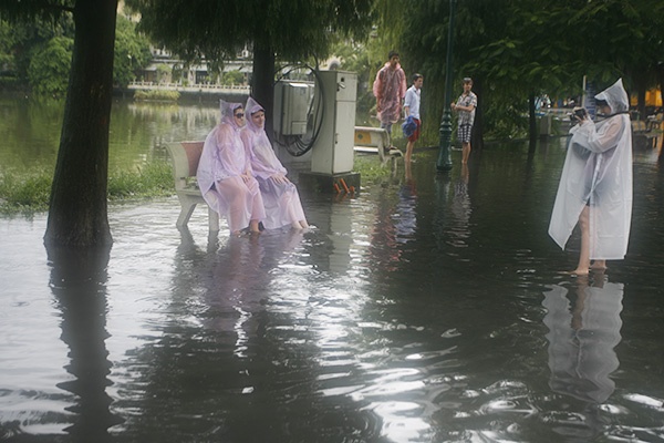 Nuoc ho Guom tran bo, khach nuoc ngoai thich thu chup anh hinh anh