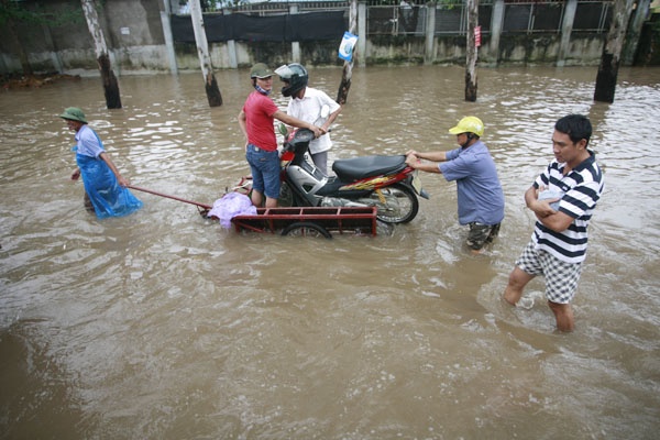Nuoc song ho tran bo, Ha Noi xa nguoc vao noi thanh hinh anh
