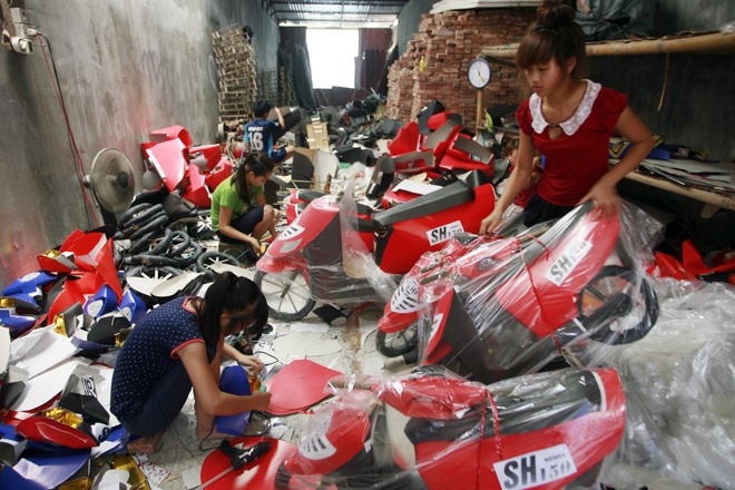 Honda SH giay gia 40.000 dong/chiec dat khach hinh anh