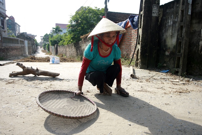 Nguoi phu nu 54 nam di bang hai canh tay hinh anh