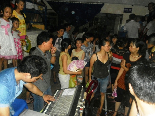 Doan xiec bi dan vay danh vi bieu dien kieu 'treo dau de' hinh anh